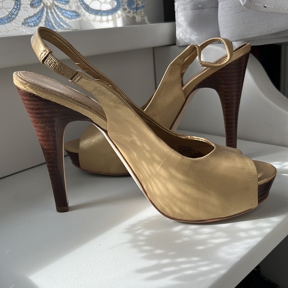 4.5” sling back peep toe gold/tan heels - Picture 5 of 6